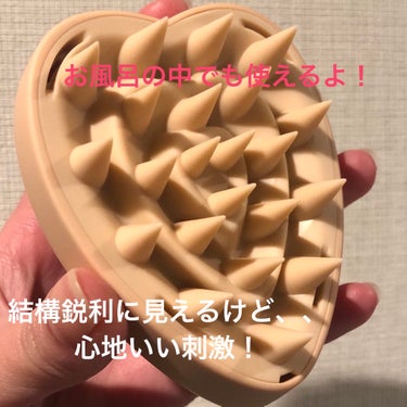 ReFaハートブラシ フォースカルプのレビューです。

ReFaのヘアブラシが最近大人気ですが、スカルプブラシもおすすめ！！

可愛いハート型でとっても握りやすい🙆🏻‍♀️

ブラシは硬すぎず使いやすい刺激感です。
お風呂の中で使えるので毎日のケアに取り入れやすいのも嬉しい！

ぜひお試しください✨の画像 その1