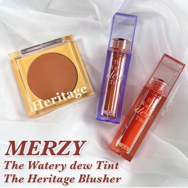 MERZYのオレンジコスメ紹介♡

▶︎ The Watery dew Tint
-WD1.
　SPRING BREAK スプリングブレイク
　デイリーコーラルカラー

-WD6. 
　Crushed Pumpkin -クラッシュドパンプキン-
　オレンジブラウンカラー

このティントのうるうる感、本当に可愛いんです…♡
落ちにくさも嬉しいポイント！


▶︎ The Heritage Blusher
BL2. TERRA COTTA

チークは一見オレンジブランの濃いめな印象ですが
肌に乗せるとヘルシーで血色感のあるメイクに！

リップもオレンジ系でまとめたので統一感のあるメイクが簡単にできちゃいます♡


presented by KOLLECTION

#提供 #期間限定 #大阪難波 #Kollection #韓国コスメ#MERZY  #マユコスメ_リップ #マユコスメ_チーク
の画像 その0