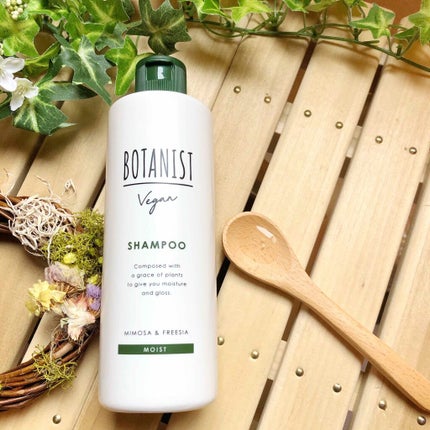 BOTANIST ヴィーガン シャンプー(モイスト)のクチコミ「シャンプー
少しとろみのあるテクスチャー
ミモザとフリージアの優しく癒される香りがします
少量.....」(1枚目)