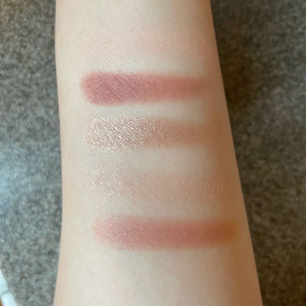 hana on LIPS 「CHANELの新作シャドウが可愛い!サイトだと結構コーラル系か..」(2枚目)