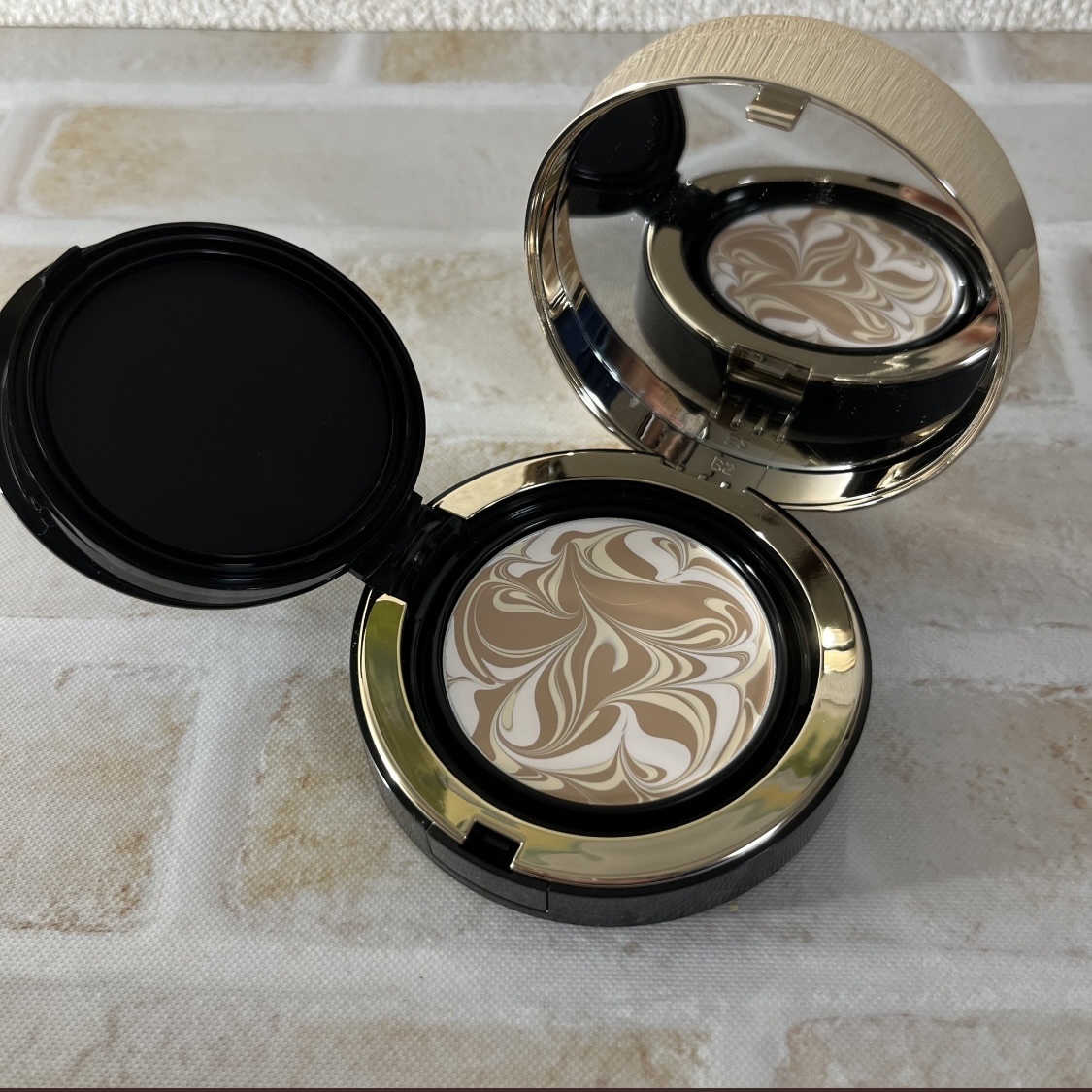 #PR

AGE20’s 
シグネチャーエッセンス カバーパクトインテンスカバー21号



イエロー、ホワイト、ベージュの3色がマーブルクリームファンデーション 


テクスチャーは滑らかで、乾燥する感じもなく、ベタつきも気にならなかった