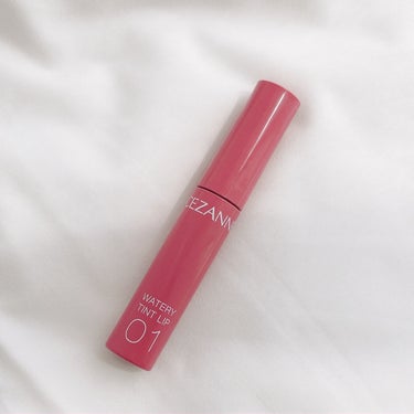 ⁡❤︎ CEZANNE￤WATERY TINT LIP(01ナチュラルピンク)
⁡



\ 660円でツヤツヤ万人受けピンクリップ🩷 /


⁡
⁡
最近のお買い物で1番のお気に入りになったリップ💄💕
⁡
⁡
⁡
セザンヌのリップ多分初めて買ったんだけど、良すぎてびっくり〜！
⁡
⁡
⁡
⁡
01のナチュラルピンクを購入しましたが、コーラル寄りのニュートラルピンクで、絶妙💕そして、ガラスコーティングされたようなツヤ感がすごくかわいかったです✨


これで660円なの信じられない…セザンヌさんありがとうございます(⸝⸝⸝ᵒ̴̶̷ ⌑ ᵒ̴̶̷⸝⸝⸝)🙏✨✨✨



⁡
⁡
⁡
#セザンヌ
#ウォーターティントリップ
#CEZANNE
⁡
୨୧┈┈┈┈┈┈┈┈┈┈┈┈┈┈┈┈┈┈┈୨୧
【使用商品】
⁡
セザンヌ
・ウォーターティントリップ
　▶01 ナチュラルピンク  ¥660
⁡
#購入品
⁡
⁡
୨୧┈┈┈┈┈┈┈┈┈┈┈┈┈┈┈┈┈┈┈୨୧
⁡
　の画像 その2