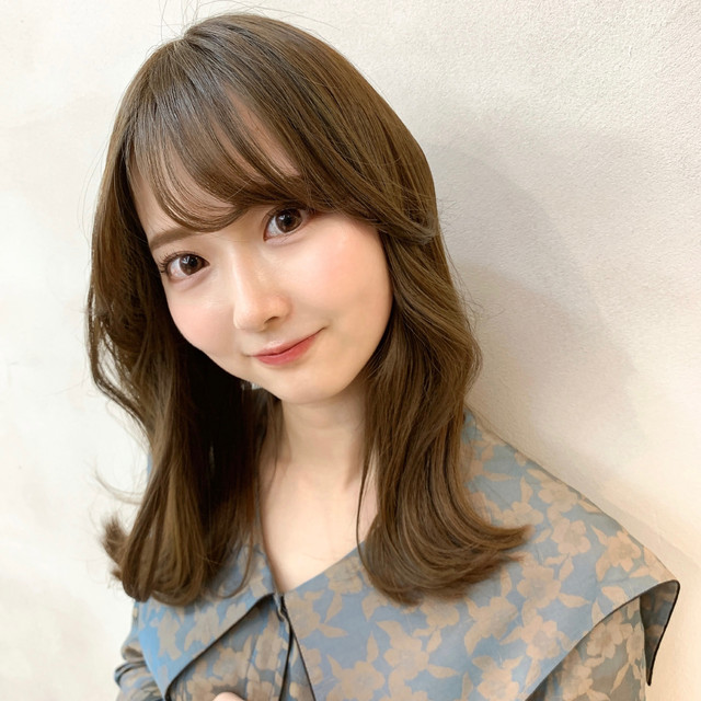 前髪の長い女性