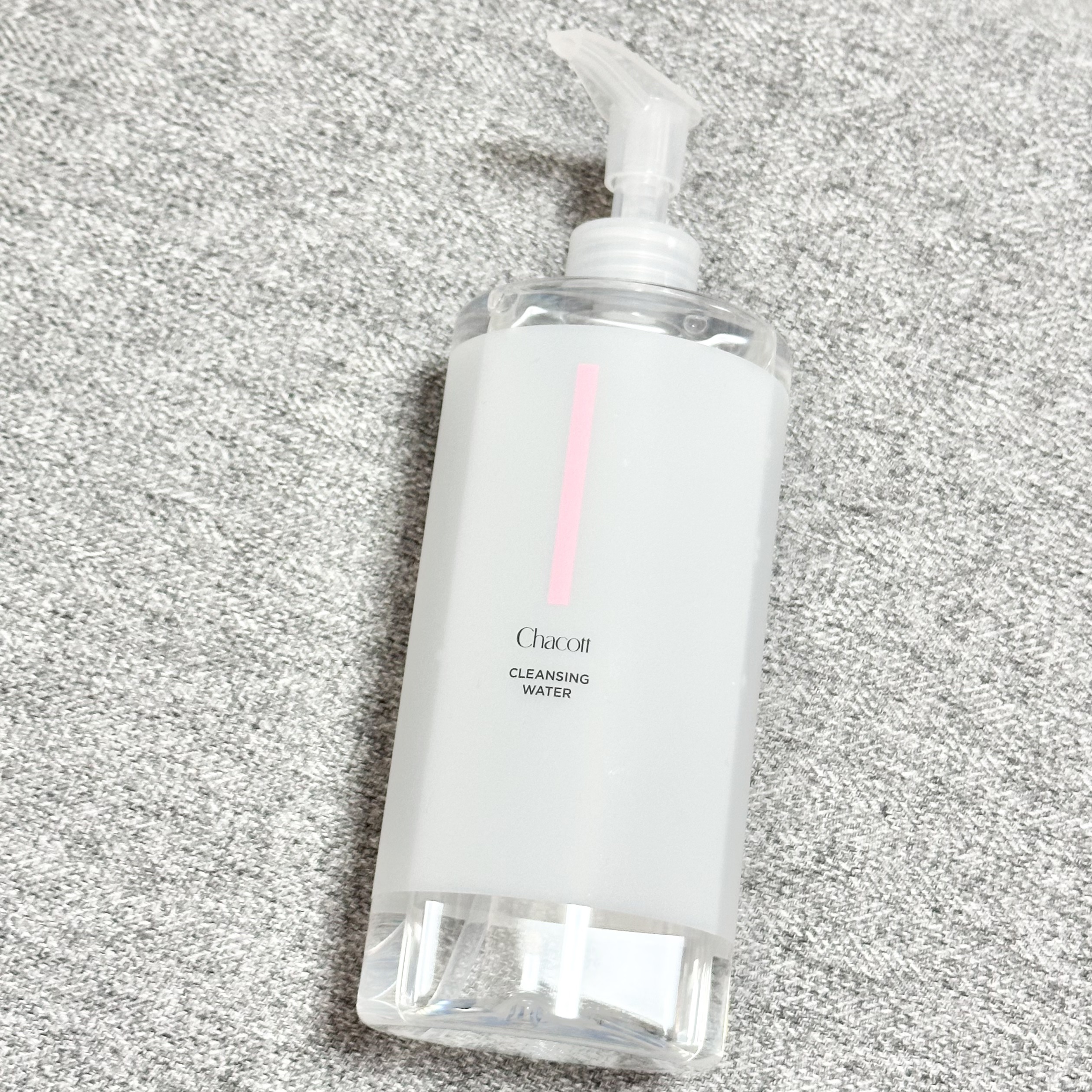 チャコット クレンジングウォーター


500mlの大容量でコスパ抜群！
コットンにたっぷりとって優しく拭き取ると、メイクが綺麗に落とせます✨


サッパリしてべたつかないし、洗い流しは不要👍


口コミがいいからLIPSで買ってみたけど