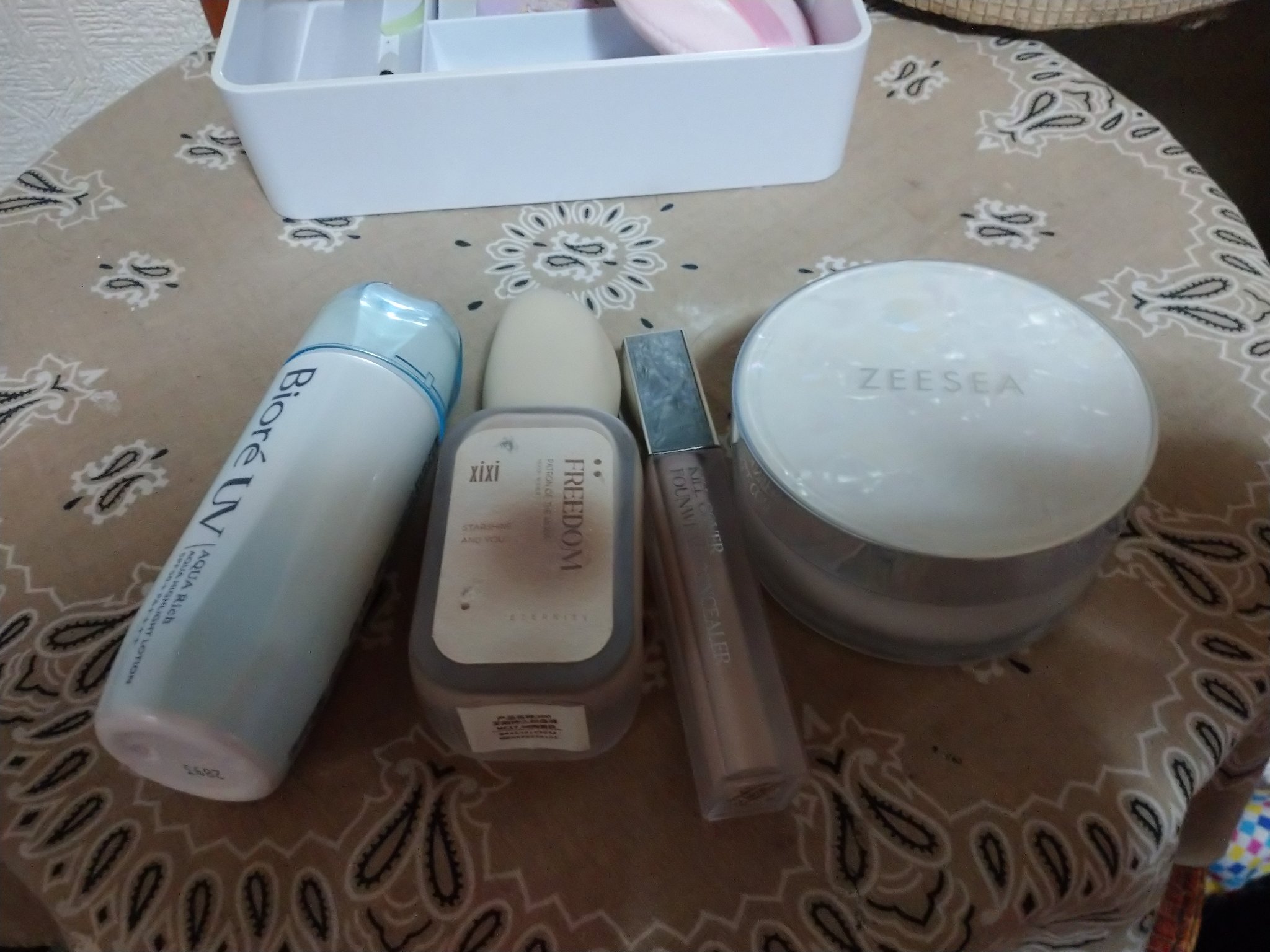 xixi フリーダムリキッドファンデーションのクチコミ「🌷今日のメイク🌷

朝のスキンケア後

ビオレUV　アクアリッチ　アクアハイライトローション水.....」（1枚目）