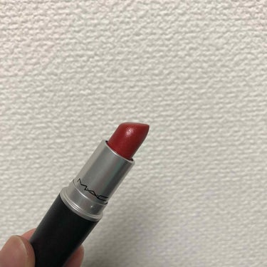 MACリップスティックのコックニーです💄
赤みのあるリップが欲しくて探してたんですが、BAさんがオススメしてくれて可愛かったので即購入しました💃
使ってみた感想としては、色持ちは良くなくてすぐ落ちてしま