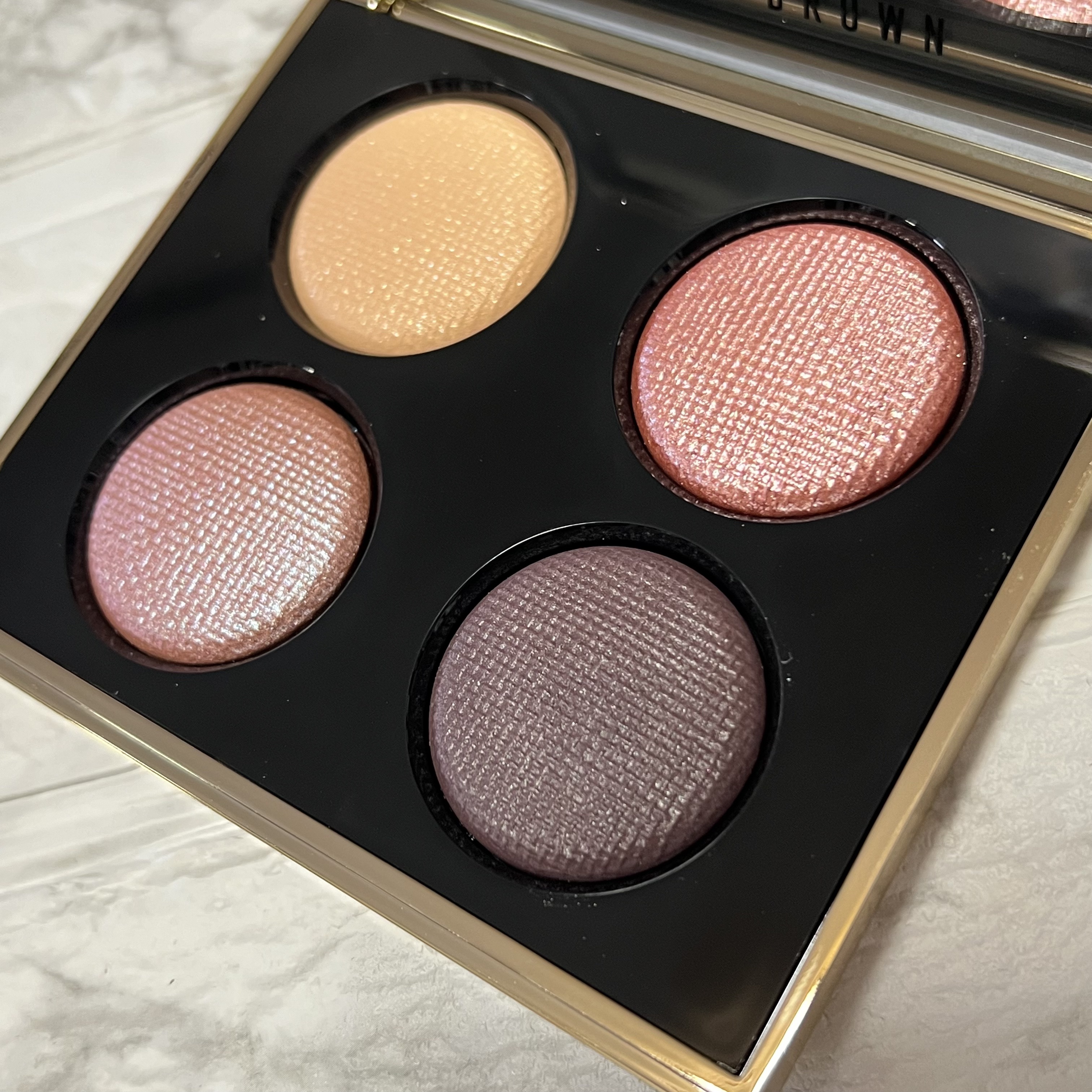 リュクス アイシャドウ クォード グロウ ウィズ ラブ コレクション/BOBBI BROWN/アイシャドウパレットを使ったクチコミ（3枚目）