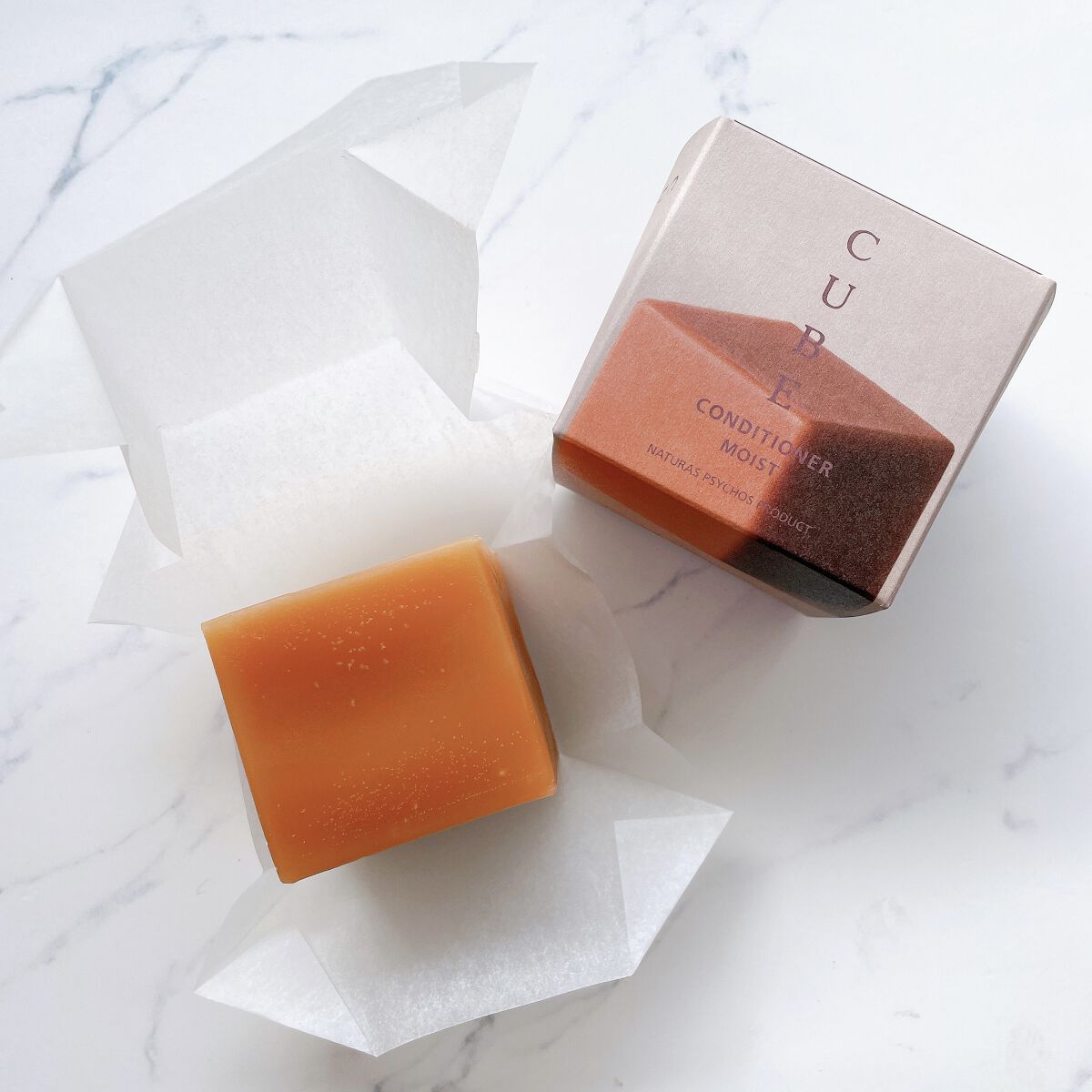 Naturas Psychos Product  CUBEコンディショナー MOIST –milky leafの⾹りのクチコミ「とても可愛いキューブ型。髪とキューブを水で濡らします。濡れた髪の付け根から毛先に向け、滑らせる.....」（1枚目）