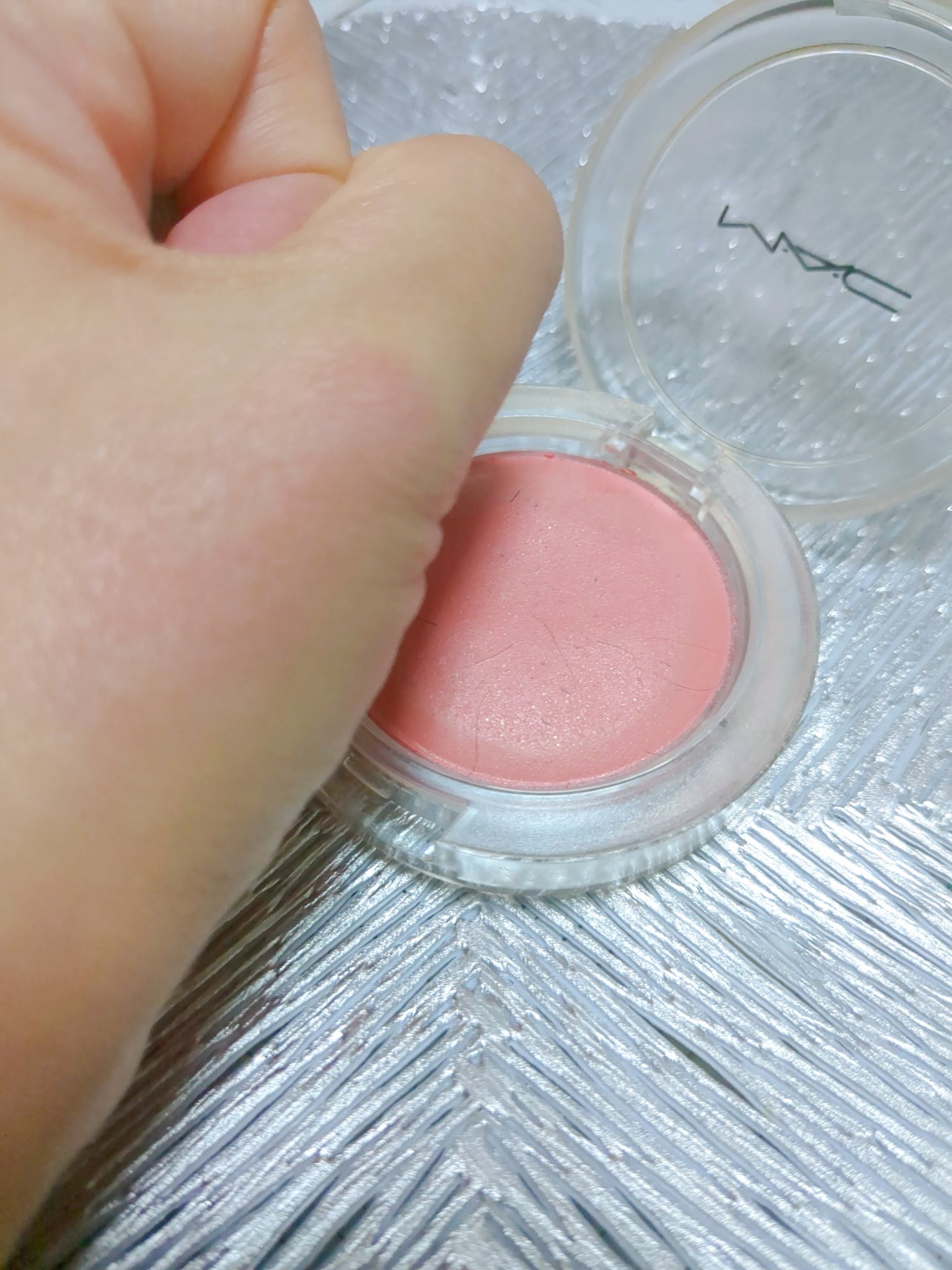 M・A・C グロー プレイ ブラッシュのクチコミ「ちょーーー好きなチーク紹介！
この黄ばんだ年季の入った容器をみろ！笑
チーク大好きで口紅はしな.....」（3枚目）