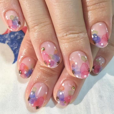 ぴよこれいと  あうるす on LIPS 「お花と雪☃️❄️💐#カラフルネイル#colorfulnails..」（1枚目）