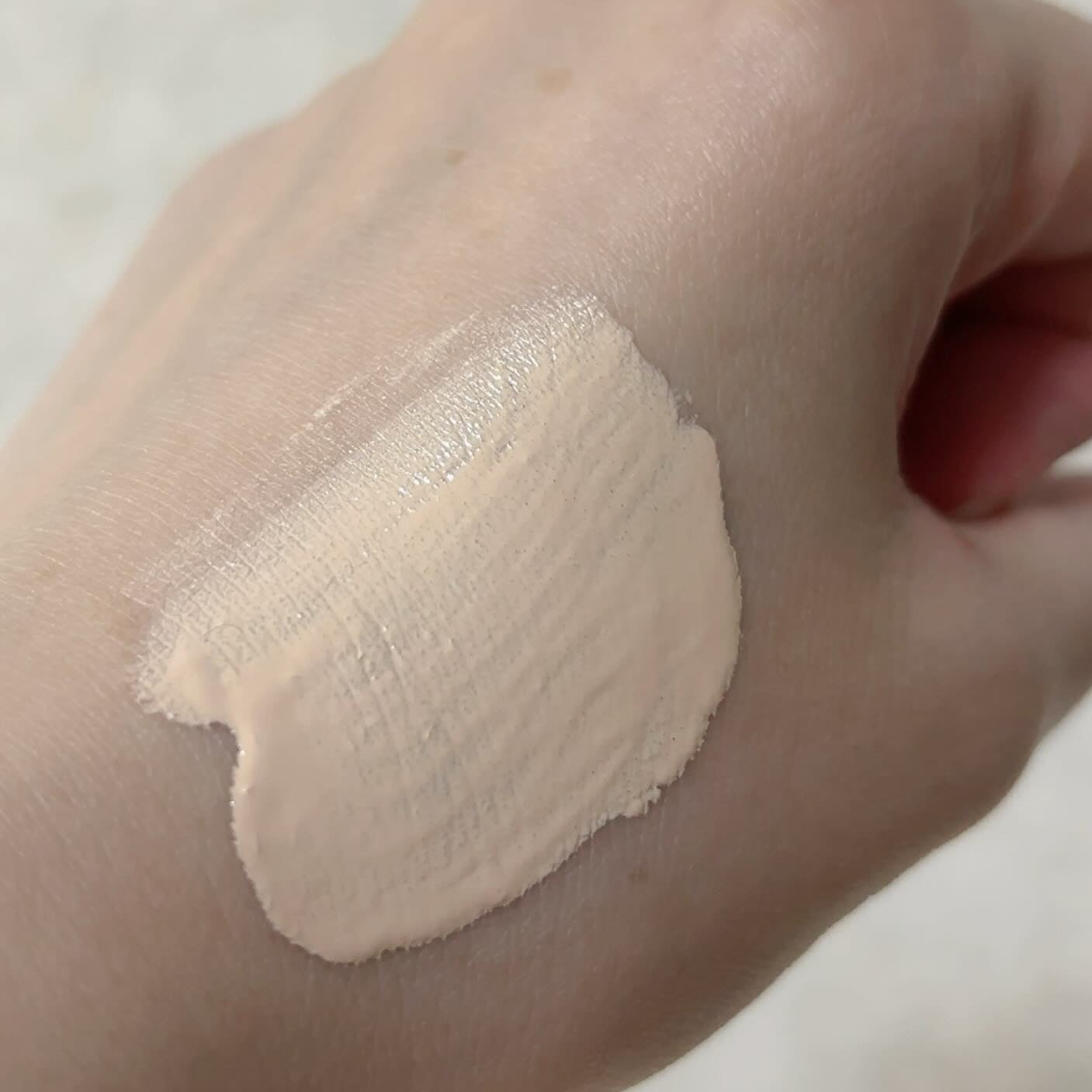 ライトフル C3 ナチュラルリー フローレス ファンデーション/M・A・C/リキッドファンデーションを使ったクチコミ(3枚目)