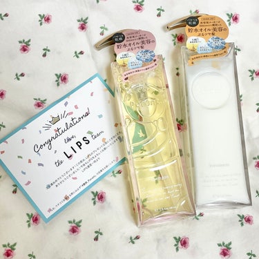 美容室メーカー開発.ᐟ.ᐟPuruntのシャンプー&トリートメントレポ🧴🛁

LIPSのプレゼントで頂きました🎁

特徴𓂃 𓈒❁⃘
✔️スキンケア発想で髪と地肌に潤いを与えてくれる
✔️97%以上美容液成分　7つ以上の無添加処方
✔️貯水オイル処方で髪と地肌の水分蒸散を防ぐ


【シャンプー】
スパークリングシトラスの香り
匂いもいいし、洗い上がりもよく髪の毛がツルツルサラサラって感じでした.ᐟ
リンスしなくてもサラサラなので流石美容室メーカー開発商品だなって感じです✨

【トリートメント】
シトラスホワイトティーの香り
香りはこちらの方が好みでした🕊
トリートメントをするとシャンプー後よりもしっとりとした感じがあり、サラサラしっとりという感じになりました.ᐟ.ᐟ
私は元々ショートヘアで最近はカラーもしていないのでそこまで傷みはないですがパサつきもなくなっていて感動しました✨


私はシャンプーはほとんどリピせず毎回新しいものを買って試しています。
ボトルの容器も可愛く、匂いもいいし洗い上がりも好みなので是非リピしたいなと思いました🧖🏻‍♀️♡



#Purunt #プルント #ヘアケア #シャンプー #トリートメント #提供_Puruntの画像 その0