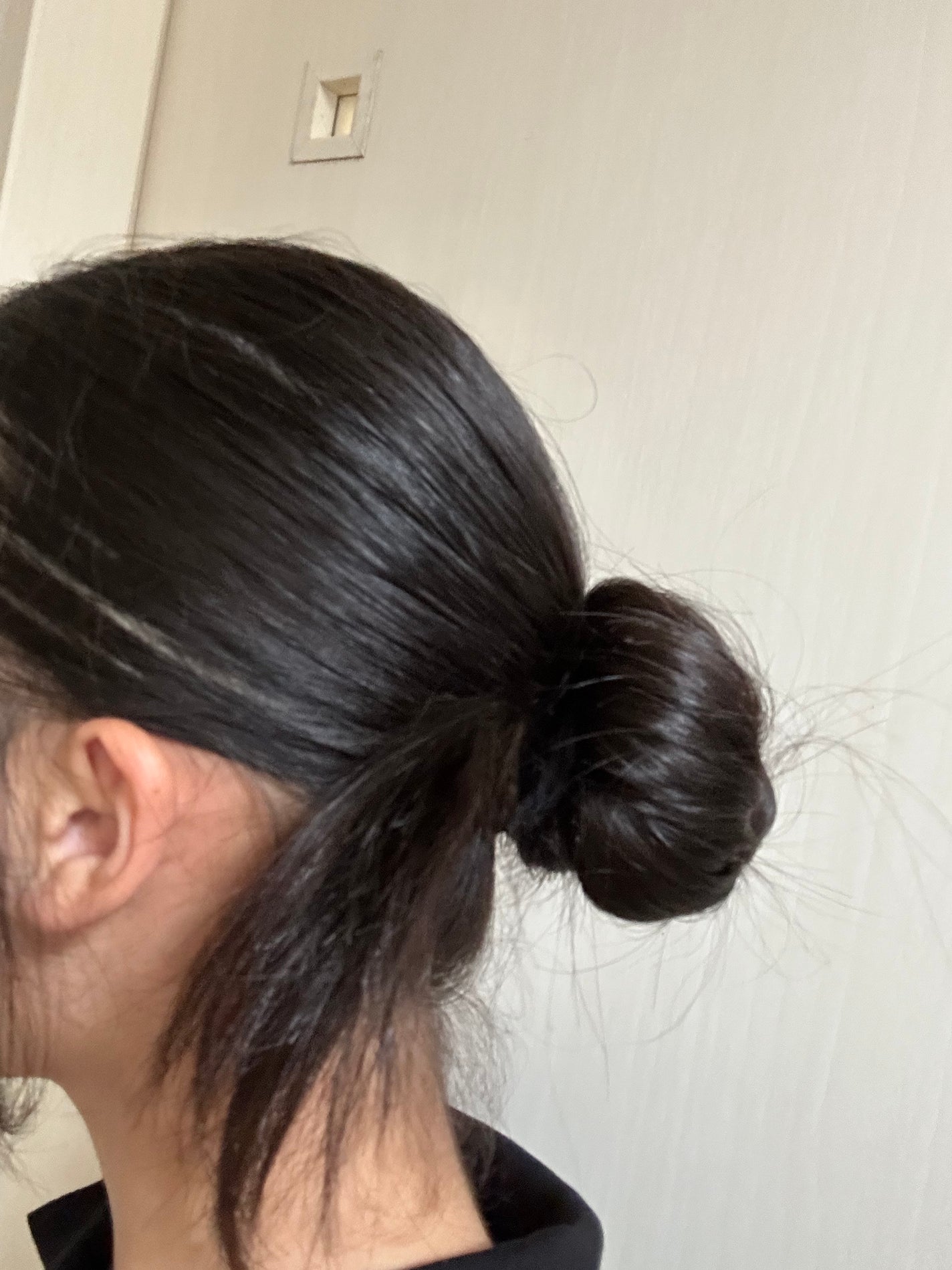 垢抜けるために必死です! on LIPS 「不器用でもできる簡単カチモリヘアのやり方使うものは太めのゴム2..」(2枚目)