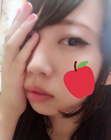 今流行りのりんごメイク！……ではなく椎名林檎風メイク🍎🍎笑
林檎風メイクはそんな上手くいかなかったけど😫ラインは上手く描けた💘
使っているのはダイソーのリキッドアイライナー、細い線は書きづらいけど慣れる