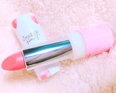 またまた気になっていたものをゲット💄
ほのかなジューシーロッソの香りがとても良いです。良い匂いするもの大好き…
シアーで若干オレンジ味のあるピンクだから馴染みも良くてつけやすい！そしてさりげなくラメが入