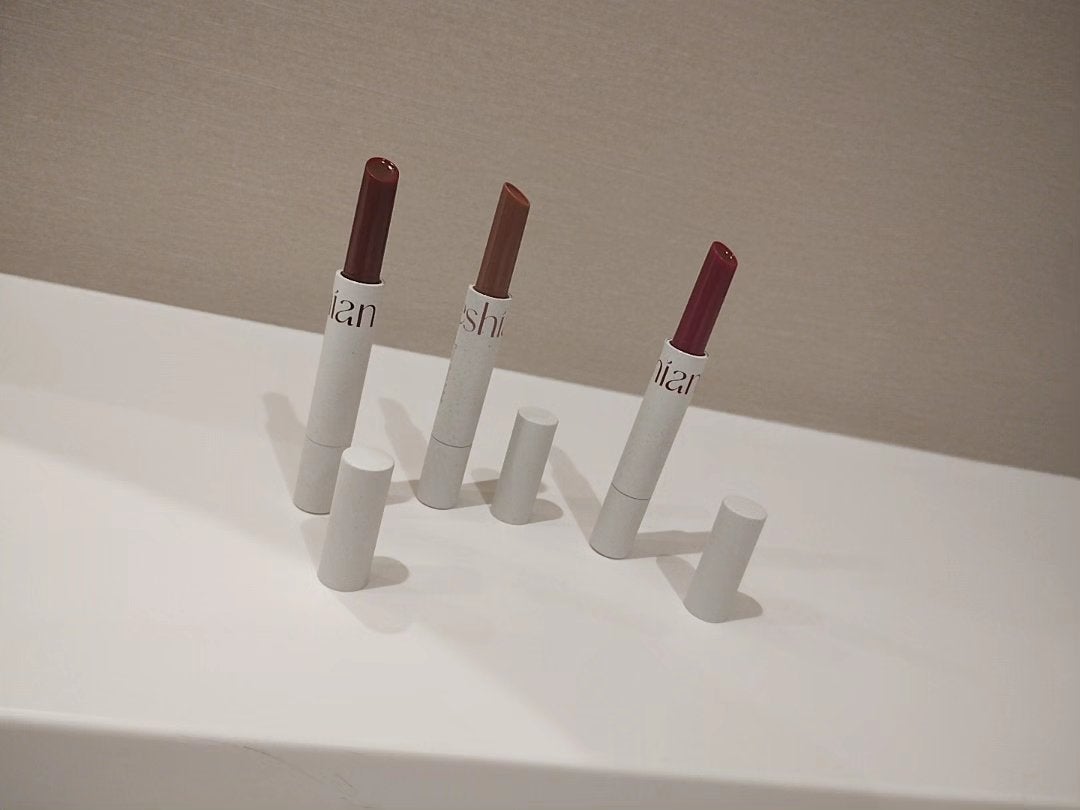 mcgroupakiko on LIPS 「気分やその日のファッションによってメイクやコスメポーチも変える..」(4枚目)