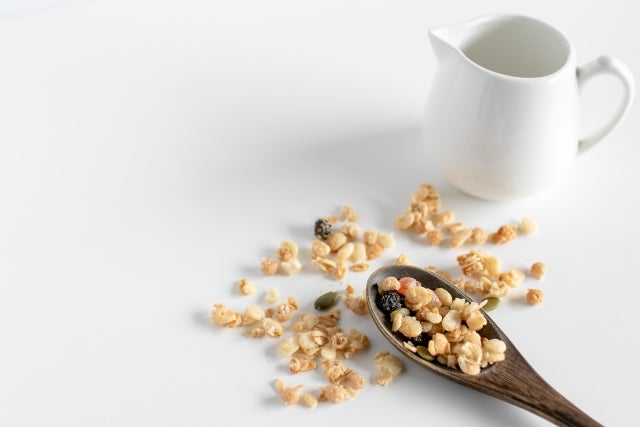 木のスプーンとグラノーラ