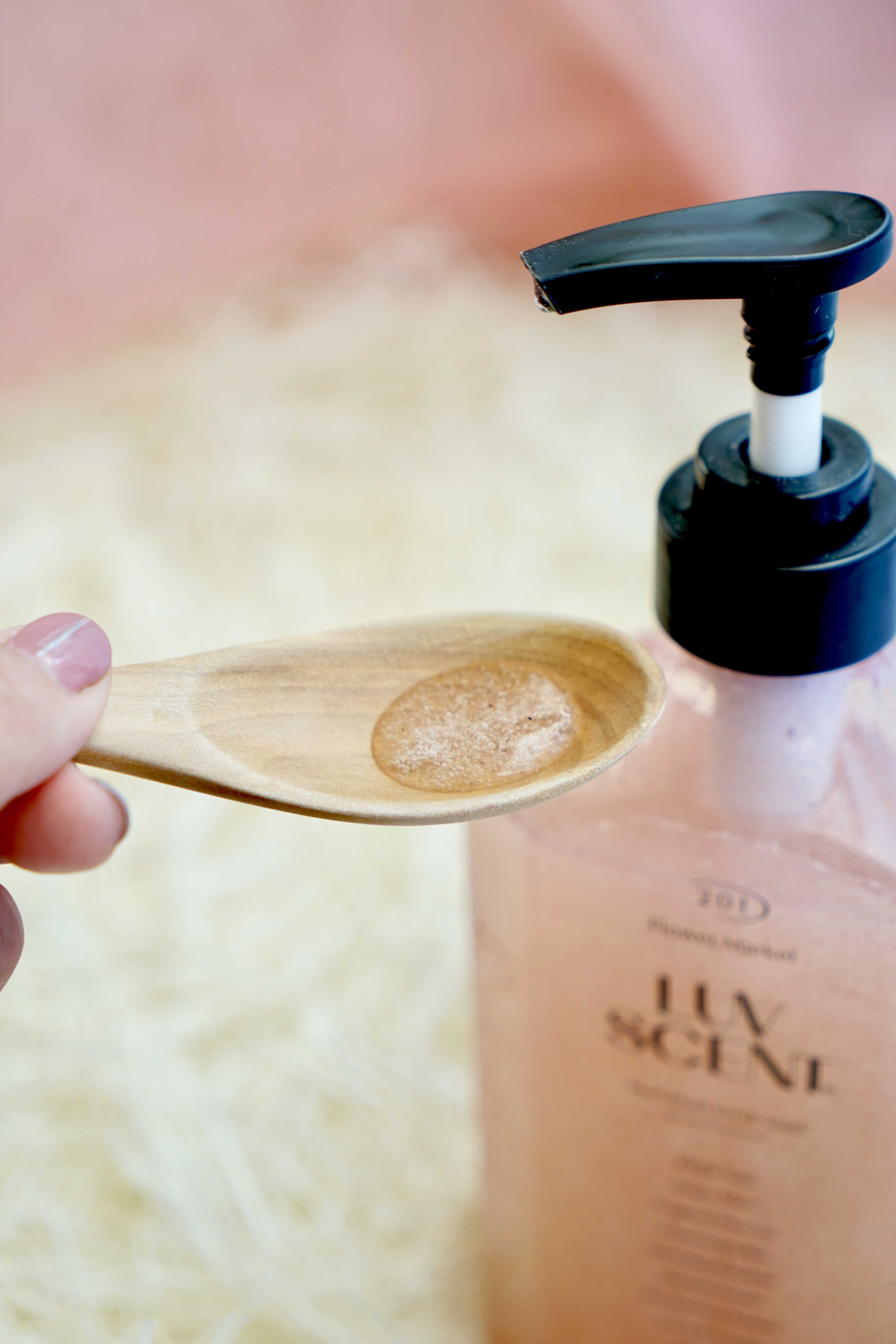 スクラブボディウォッシュ フラワーマーケット ホワイトチューリップ/LUV SCENT/ボディスクラブを使ったクチコミ（2枚目）