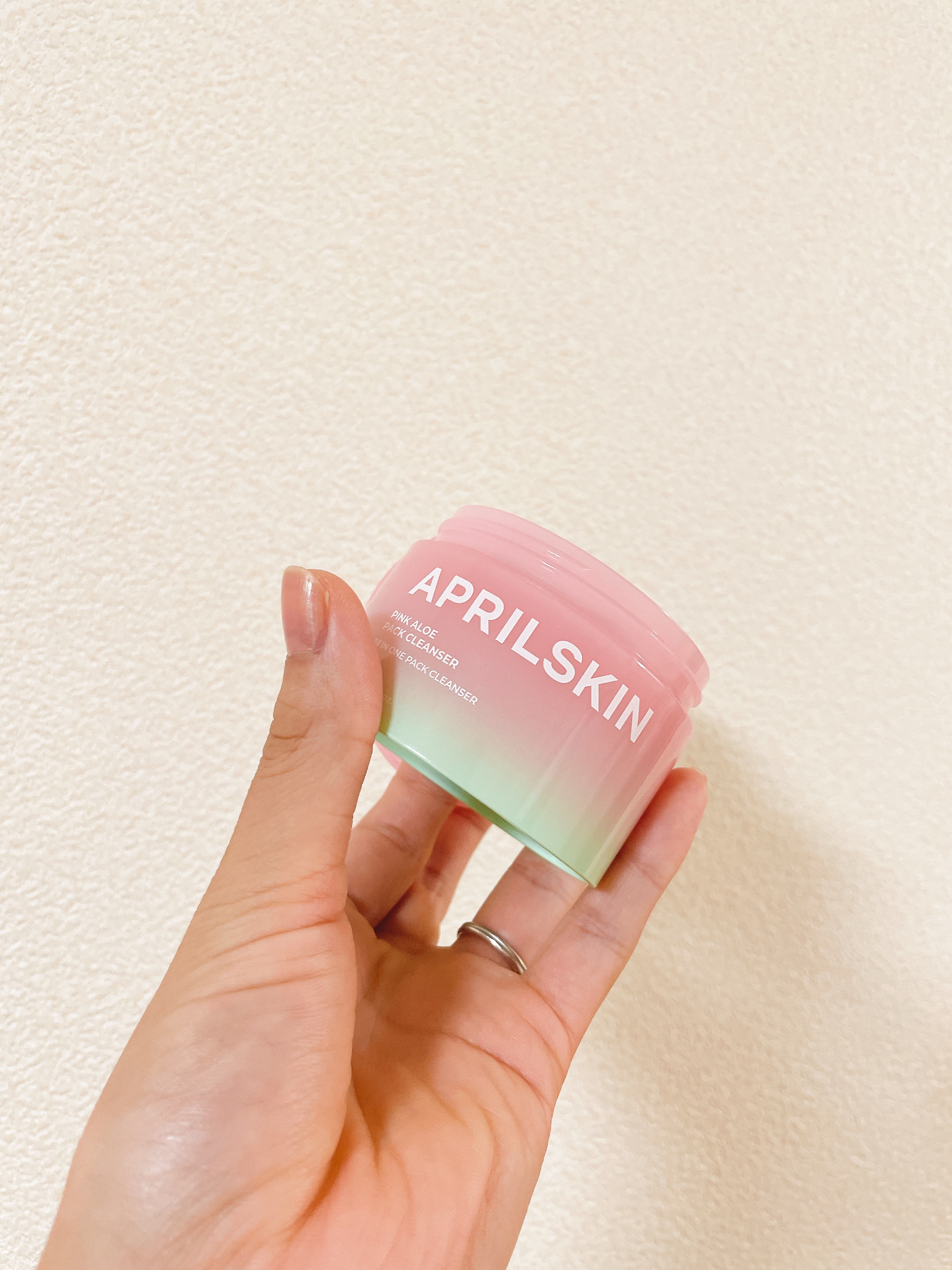 APRILSKIN
ピンクアロエメレンゲクレンザー

うーん…
クレンジング＆洗顔＆パックらしいけど…軽めのスクラブ洗顔くらいの使い方がいいんじゃないかな…？使い方下手なんかな😭

商品の特徴としては

🌱一般的なアロエよりも鎮静にオス