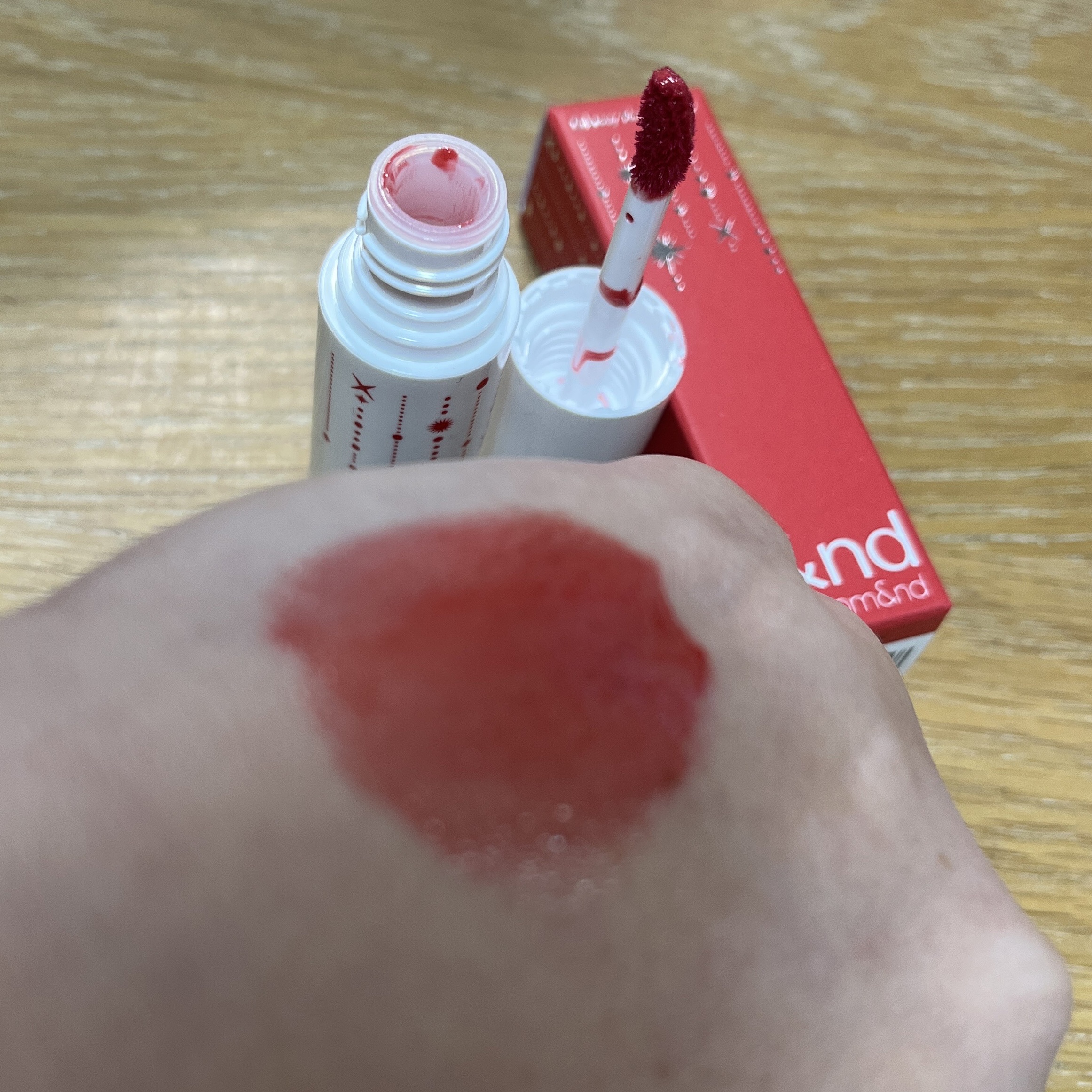 アンドバイロムアンド　グラッシーボムティント/&nd by rom&nd/リップティントを使ったクチコミ（2枚目）