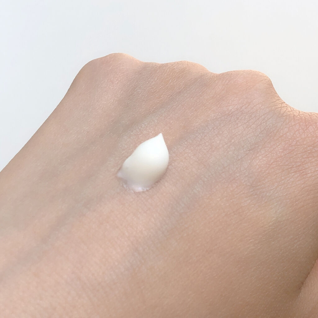 THREE ハンド＆アーム クリーム AC Rのクチコミ「

ライトな付け心地です。
テクスチャーも、こっくり系ではなく、
少しサラっとした乳液のような.....」（2枚目）