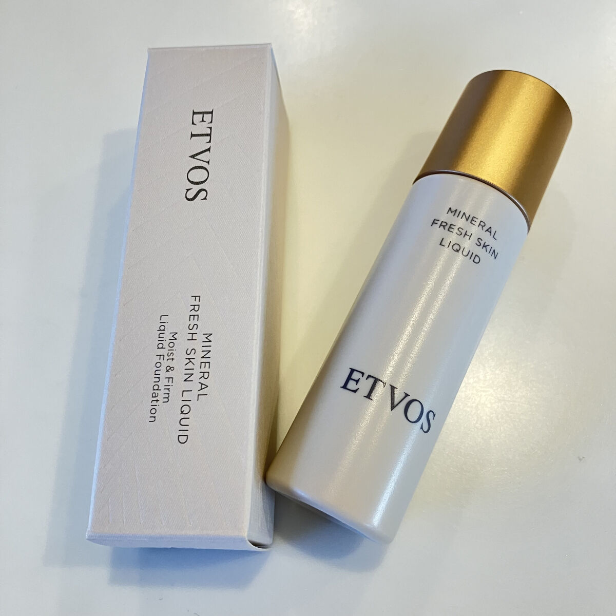 こんにちは！
日本化粧品検定コスメブロガーのりほです。

エトヴォス期待の新作ファンデ、ミネラルフレッシュスキンリキッドを購入したので使用感をお伝えします。

☆画像3枚目
右▶︎ミネラルフレッシュスキンリキッドナチュラルピンク
左▶︎ミネ