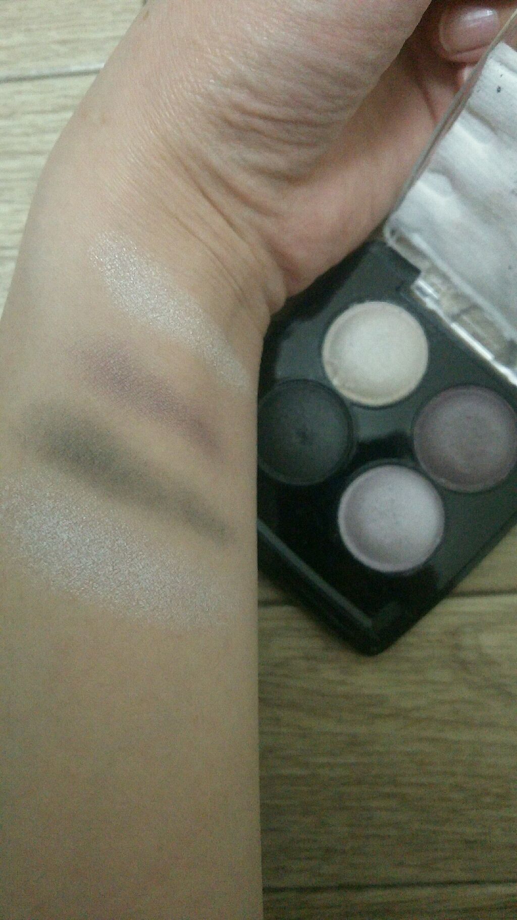 エルファー パールインアイシャドウ/DAISO/アイシャドウパレットを使ったクチコミ(4枚目)