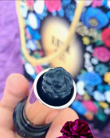 ANNA SUI リップスティックS s900

夏でも使えるダークリップというすっごく無茶な質問を店員さんにして、選んでもらったのがこれ。

まずはパケ！！
ANNA SUIはパケが好きです、基礎化粧