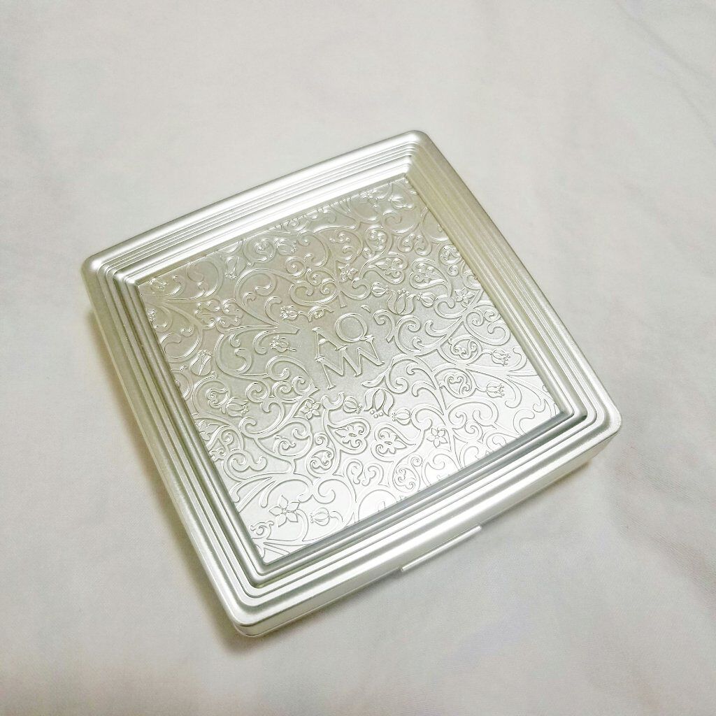 
◎COSME DECORATE
　→AQMW グラデーション アイシャドウ
　　102

--------------->

とても質が良いアイシャドウで、あまりないお色の組み合わせも多い素敵なアイシャドウパレットです☺️

粉質はしっと