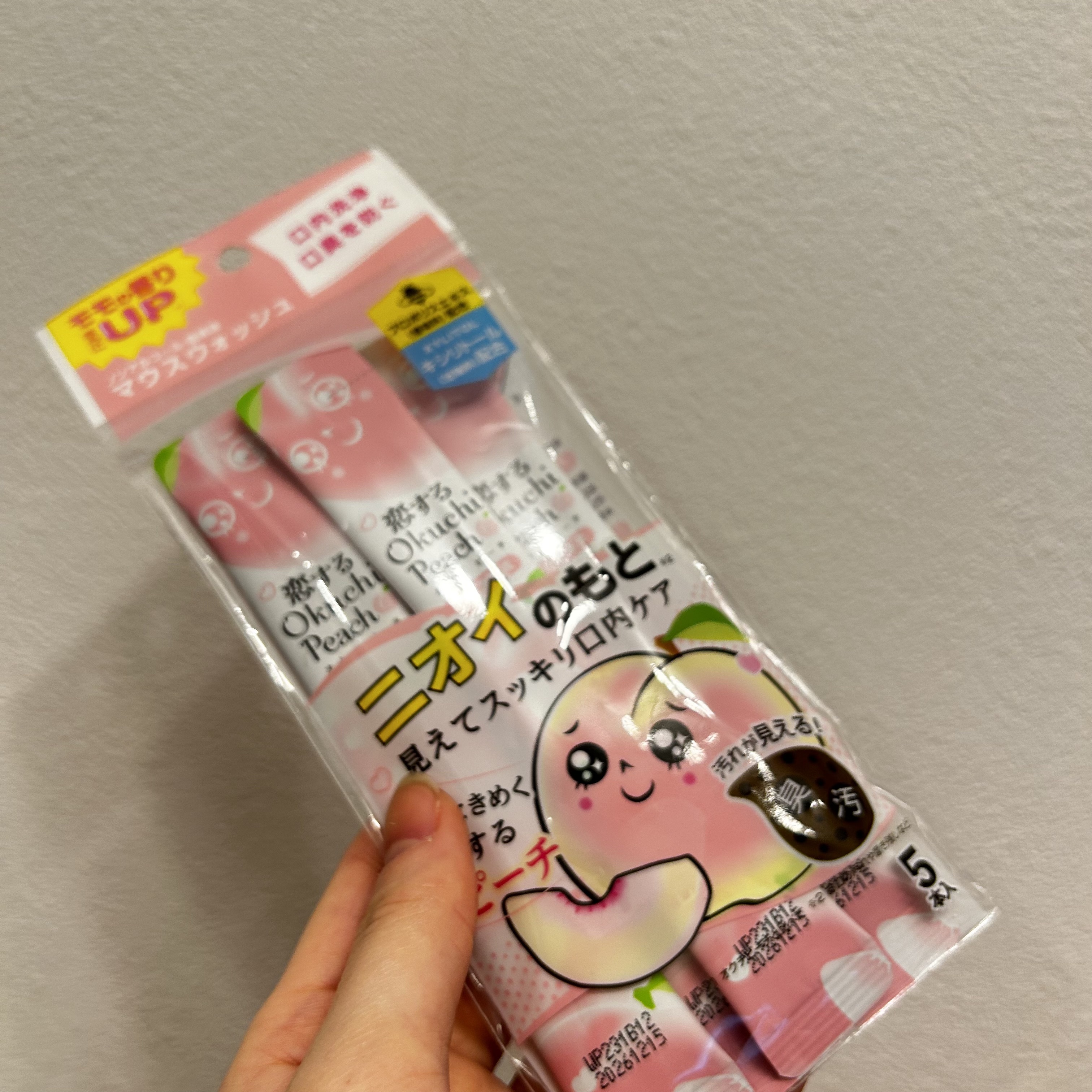 歯磨きできない時、
手軽にお口スッキリできるアイテム🦷🪥✨

初めて使ってみたけど、少しスッキリしました！
どういう仕組みで汚れが取れるのかな？
味が美味しかった🍑