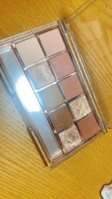 CLIO
プロ アイ パレット
12AUTUMN BREEZE IN SEOUL FOREST

自然な色からラメ色まで入っていて
とても使いやすいです！
右上のラメは日本ではなかなか見ない
大きめのラ