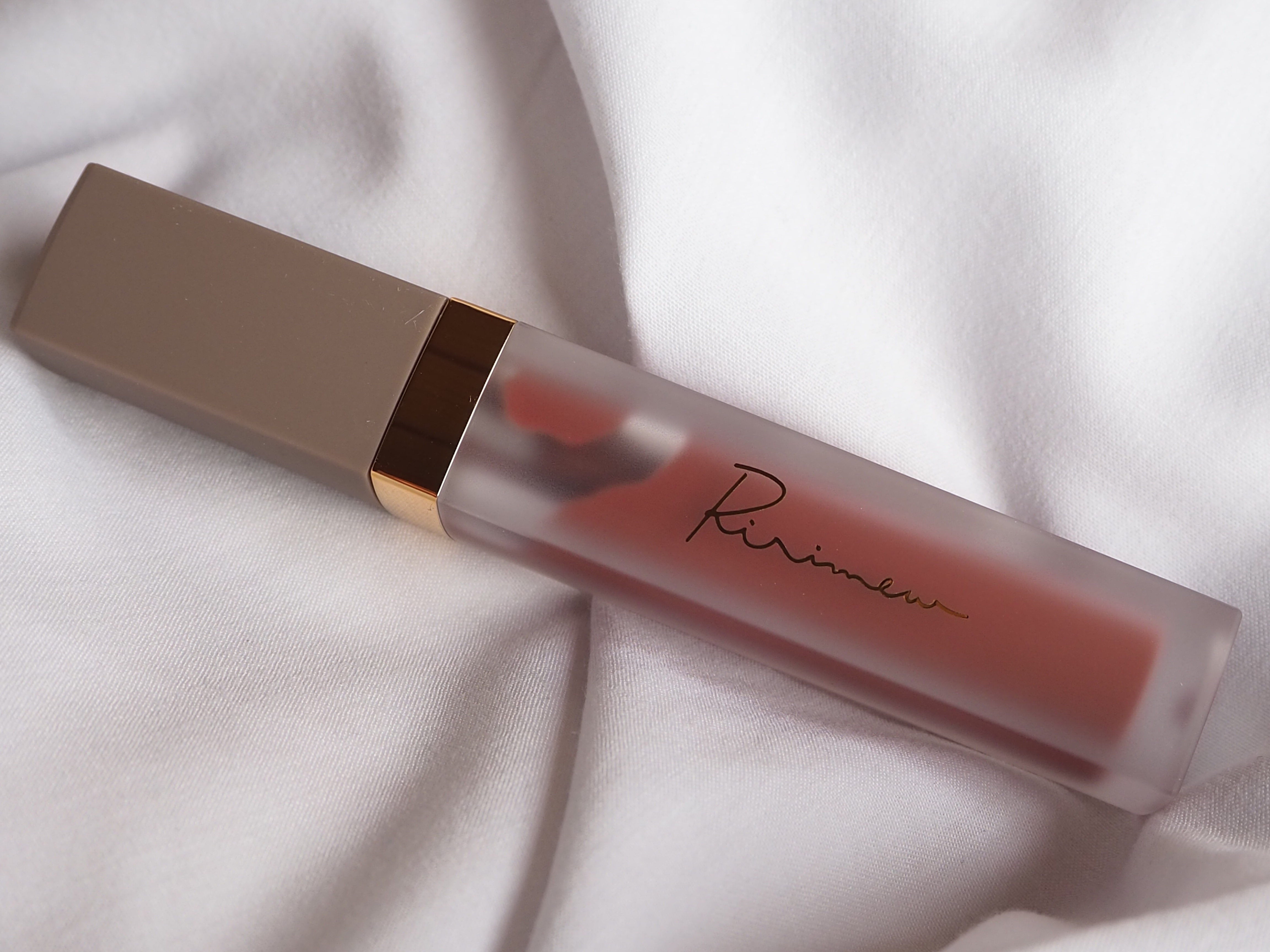 【Ririmew】

さっしーコスメはハズレなし🤍

私が使用した、センシュアルフィックスティントは濃密発色で長時間落ちにくい✨何度重ねても綺麗な発色なので使いやすい！！

オイルinウォーター処方でハチミツやヒアルロン酸などの保湿成分も