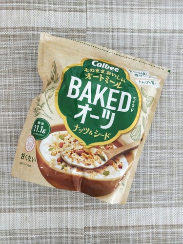 カルビー ベイクドオーツ　ナッツ&シードのクチコミ「そのまま食べても美味しい
オートミール✨

カルビー
ベイクドオーツ　
ナッツ&シード

オー.....」（3枚目）