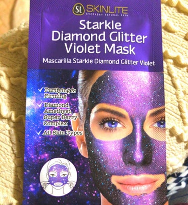 塗って剥がすタイプのパックです。

Starrkle Diamond Glitter Violet Mask 
Starkle Diamond Glitter Blue Mask

塗った後に写真をとっ