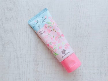 HOUSE OF ROSEさくらふふふ ハンドクリーム

全然サクラの香りしない😭
トイレの花系の芳香剤のような香り…

Amazonで買ったから、買ってから香りチェックできた。保湿力はあるけどベトベト