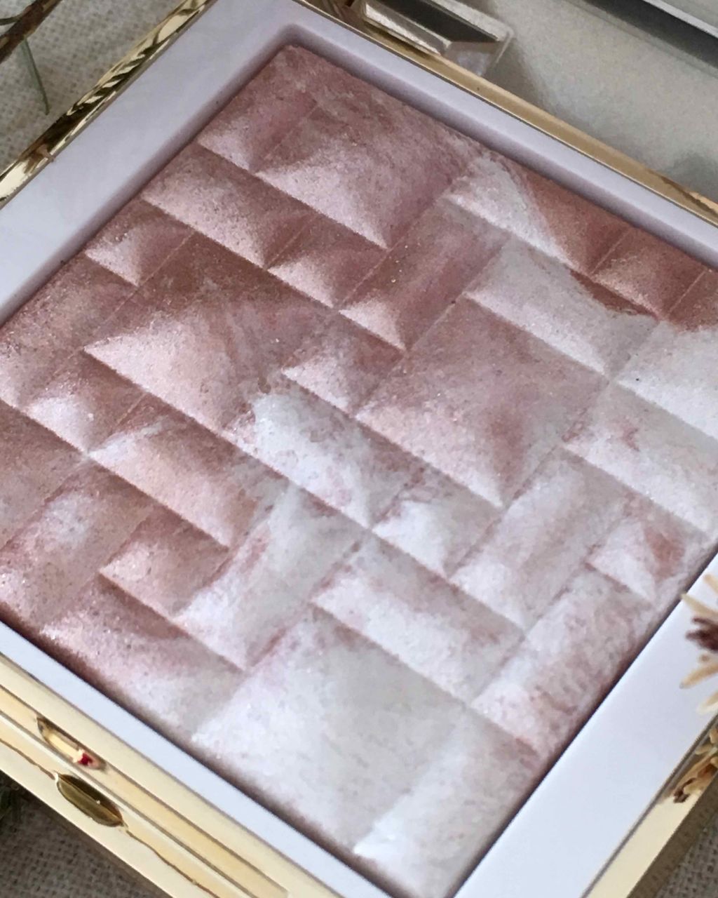 ミニハイライティングパウダー/BOBBI BROWN/パウダーハイライトを使ったクチコミ(3枚目)