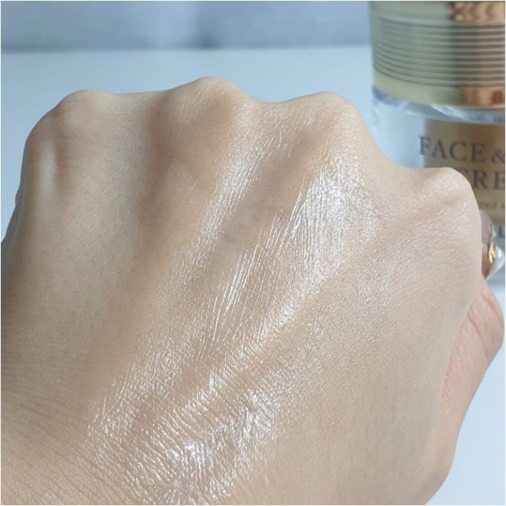 VELLA PRESTIGE AGE KILLERのクチコミ「姿勢が凄く重要なのはご存じですよね？
芸能人達の話を聞いたら
縦首シワ出来るかと思って枕も.....」（2枚目）