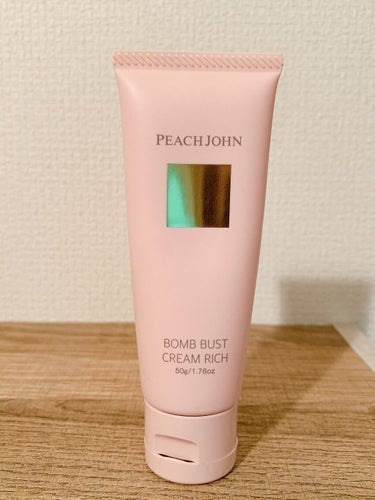 PEACH JOHN ボムバストクリーム　リッチのクチコミ「バストケアって気になりません？

子供を授乳で2人も育てて、残ったのは大きく育った我が子としぼ.....」（1枚目）