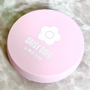 DAISY DOLL by MARY QUANT フェイス パウダーのクチコミ「デイジードール/マリークヮント❁マスクに付きにくいフェイスパウダー❁

┈┈┈┈┈┈┈┈┈┈┈.....」（2枚目）