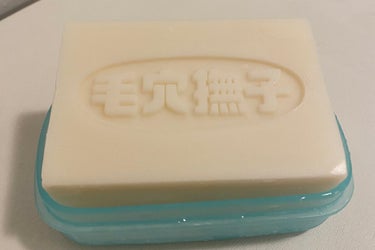 見た目のインパクトもすごい！

【使った商品】
毛穴撫子　重曹つるつる石鹸

【商品の特徴】
熟練の職人が一週間かけて丁寧に炊き上げた熟成石けん
顔も体もこれ一つですっきり洗い上げる

【使用感】
毛穴撫子ちゃんの顔や文字がドーン！とあるパケ　インパクト大！
LIPSで購入
でっかい石鹸　長く使えそうでコスパ◎
洗った瞬間にキュキュッとなる
顔にも体にも使えるし、家族が多い人はいいかも
毛穴ケアやざらつきにもいいらしい
荒めのさっくりした泡が気持ちいい

 #正直レポ の画像 その0