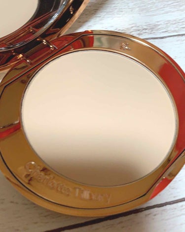 Charlotte Tilbury エアブラシフローレスフィニッシュのクチコミ「シャーロットティルブリーのフィニッシングパウダー♥︎
サラッサラです。
これ顔に載せたらどうな.....」（2枚目）