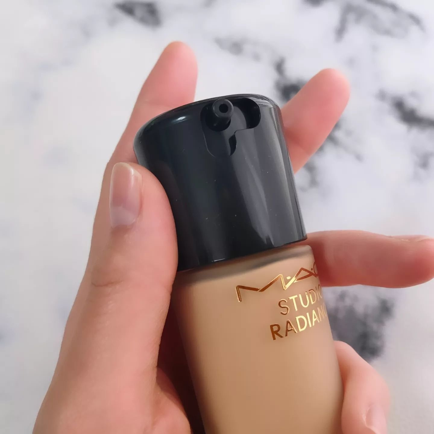 スタジオ ラディアンス セラム ファンデーション NC14.5/M・A・C/リキッドファンデーションを使ったクチコミ（2枚目）