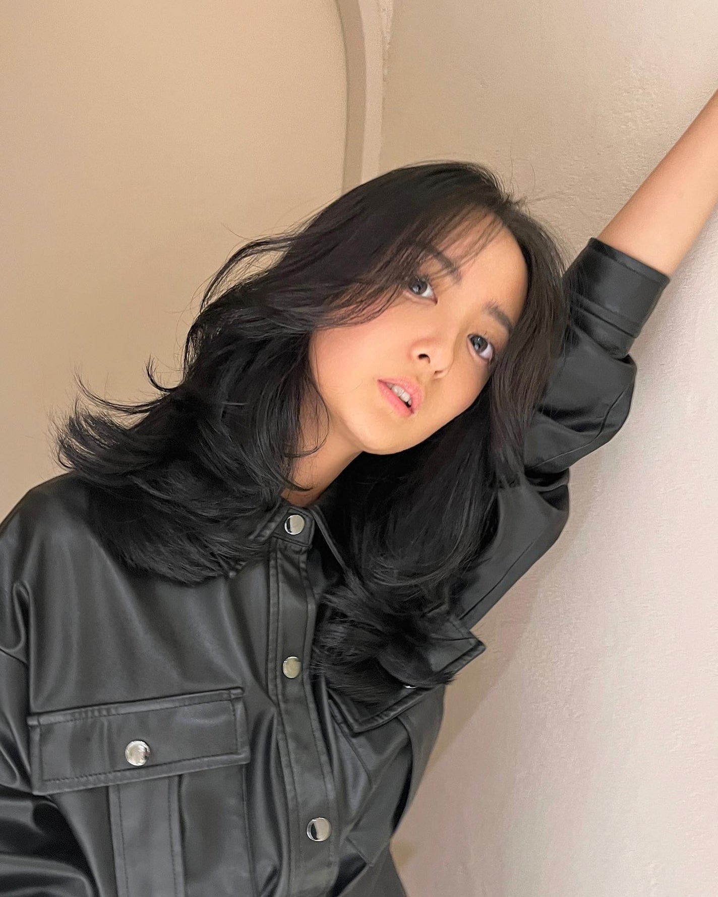 HARUNA on LIPS 「海外風な、お洒落レイヤースタイル🇬🇧です!ふわっと巻きやすいレ..」(4枚目)