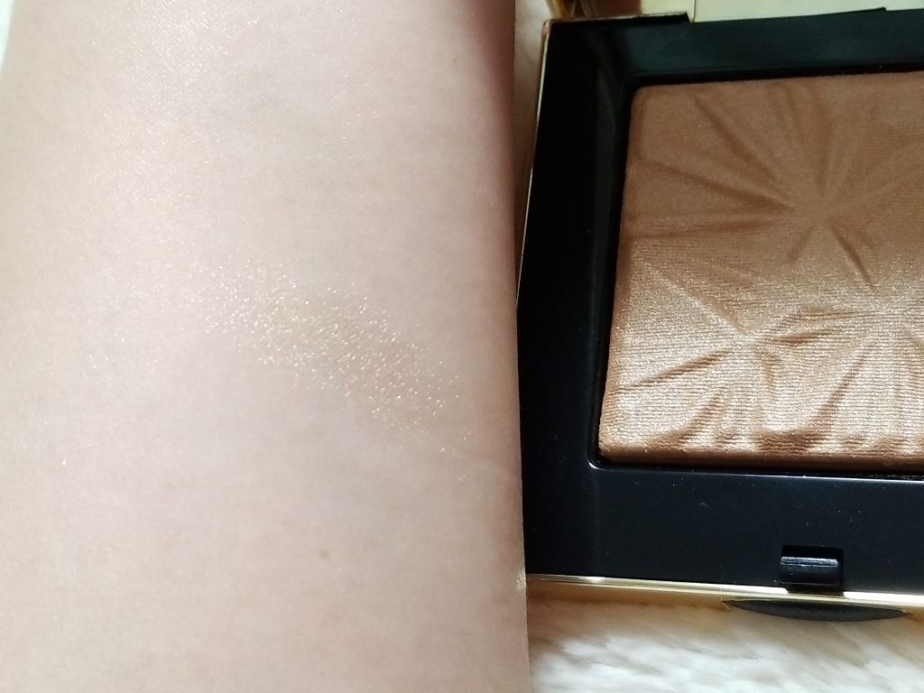 リュクス イルミネイティング パウダー/BOBBI BROWN/パウダーハイライトを使ったクチコミ(2枚目)