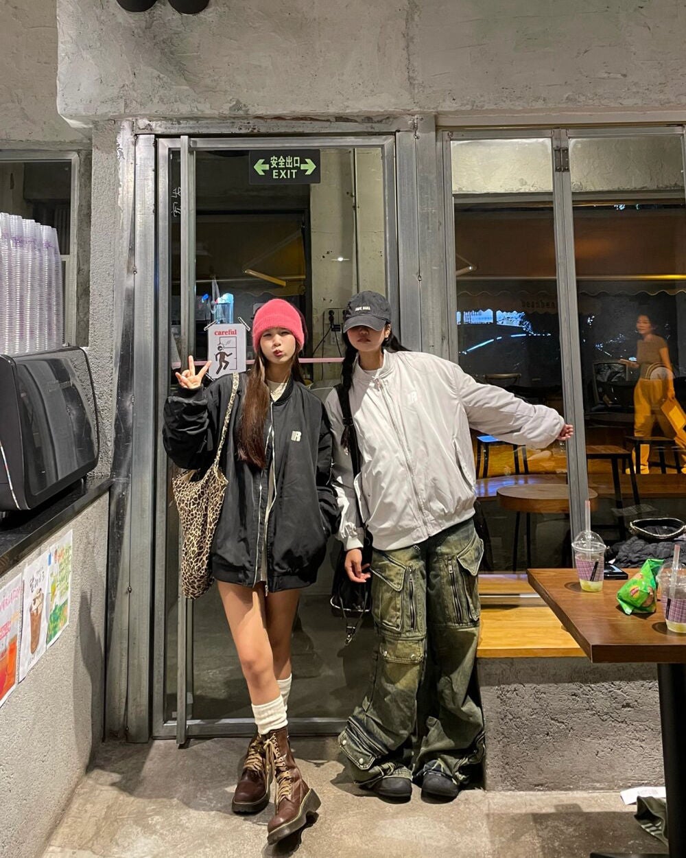 ひとみ on LIPS 「親しい友達に会いました#コーデ#ファッション#ファインダー越し..」(1枚目)