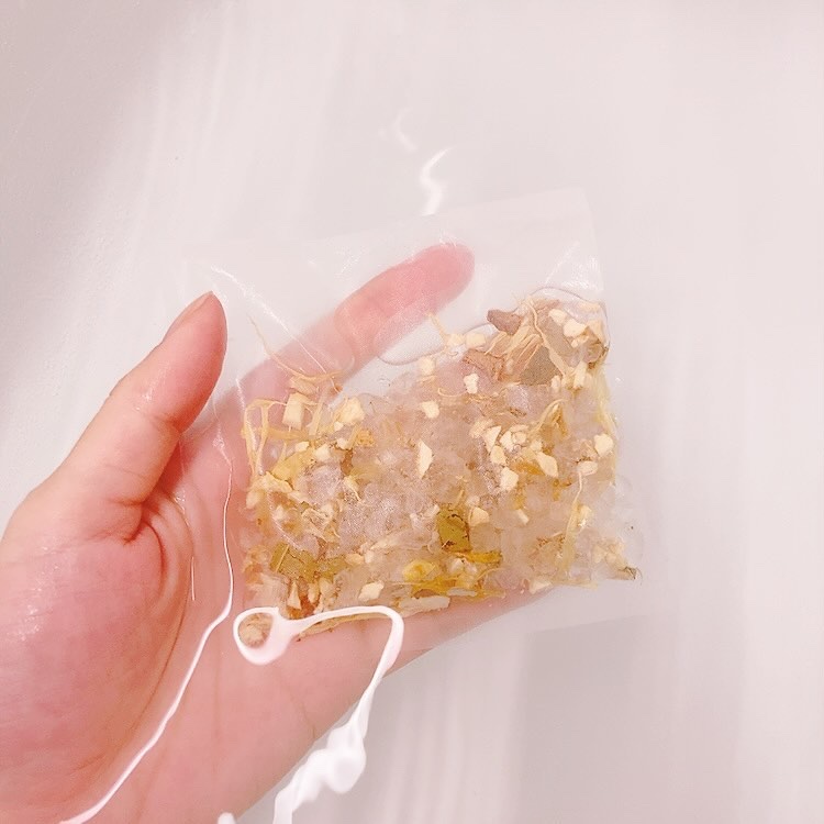 アロマブルーム ハーブバスソルト マリーゴールド&ジンジャーのクチコミ「.

天然ハーブ入りの温活バスソルト🛀🌿
「アロマブルーム ハーブバスソルト マリーゴールド＆.....」（3枚目）