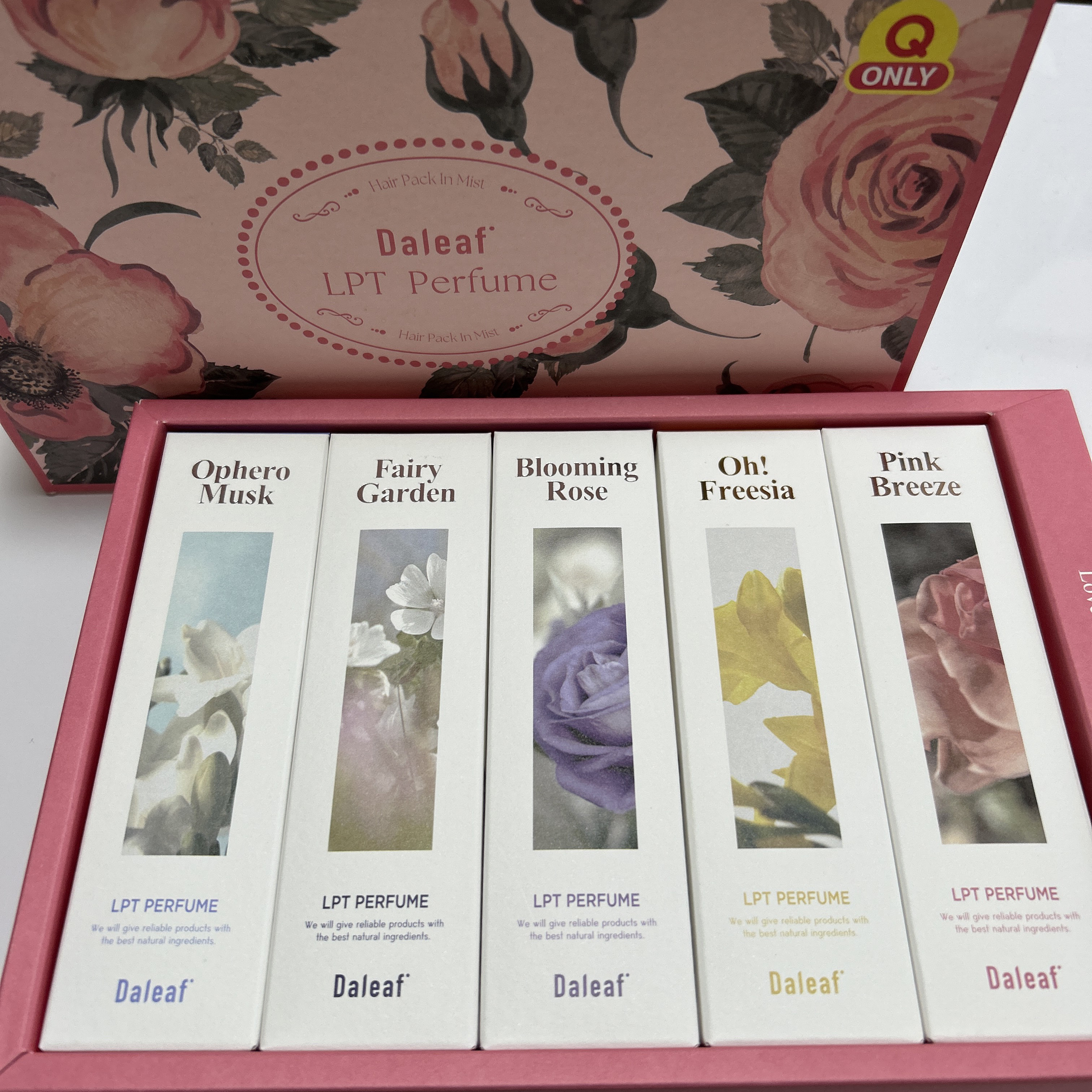 ★Daleaf パフュームヘアパックインミスト

メガ割りで購入したヘアミスト！

香りが5種あって選べなかったのでセットになっていたものを購入してみました。

箱が大変可愛らしくて、テンションがあがる一品になってます(*´ω｀*)

吹き