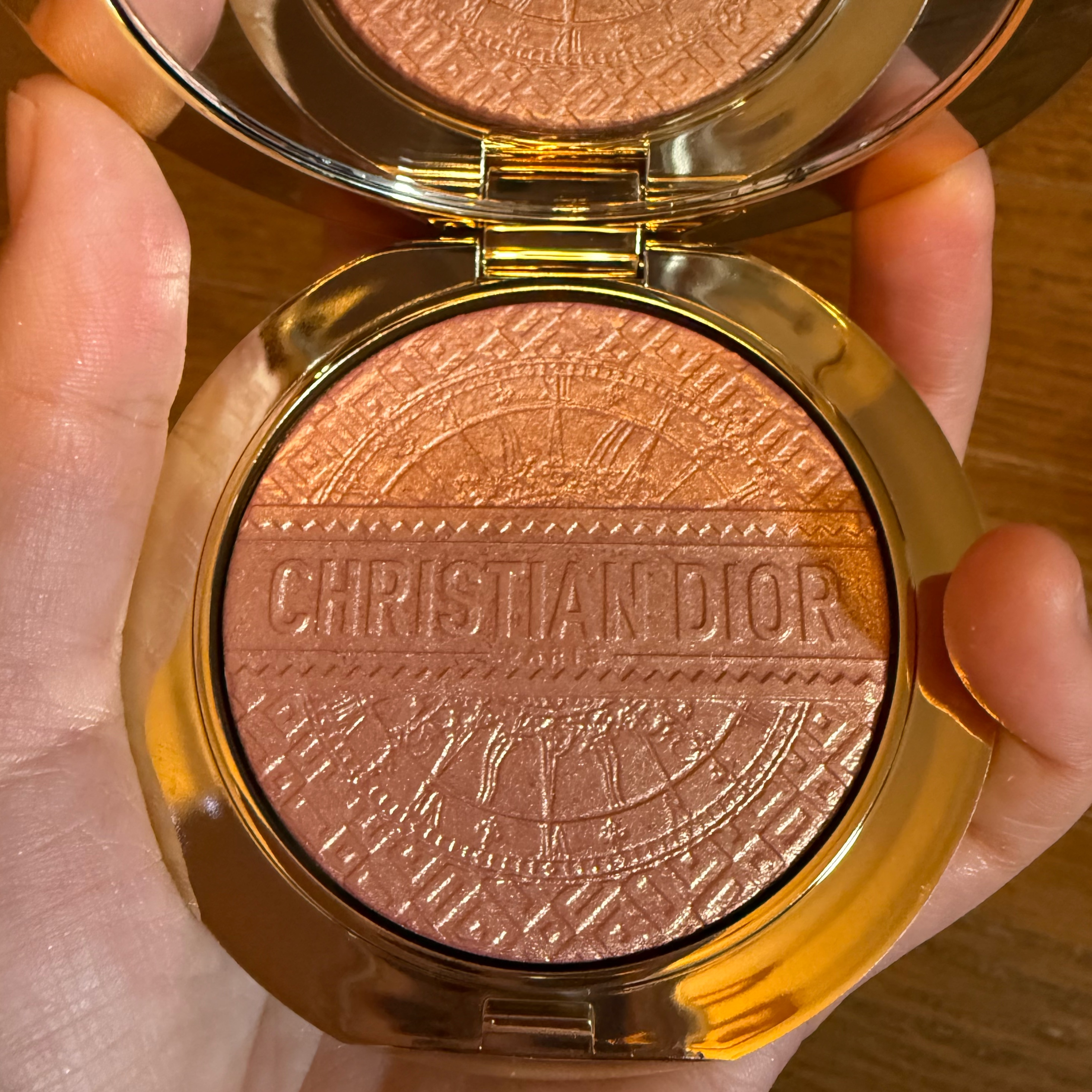 ディオールスキン フォーエヴァー クチュール ルミナイザー（クリスマス コレクション 2024 限定品） 002 コライユ ルミエール/Dior/プレストパウダーを使ったクチコミ（2枚目）