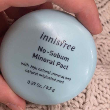 Innisfreeのノーセバムミネラルパウダー
持ち運び用にプレストタイプ
家ではパウダータイプを使ってます。

これを付けるととても肌がサラサラになる！
おでことかの皮脂も気にならない！
メイク直しを