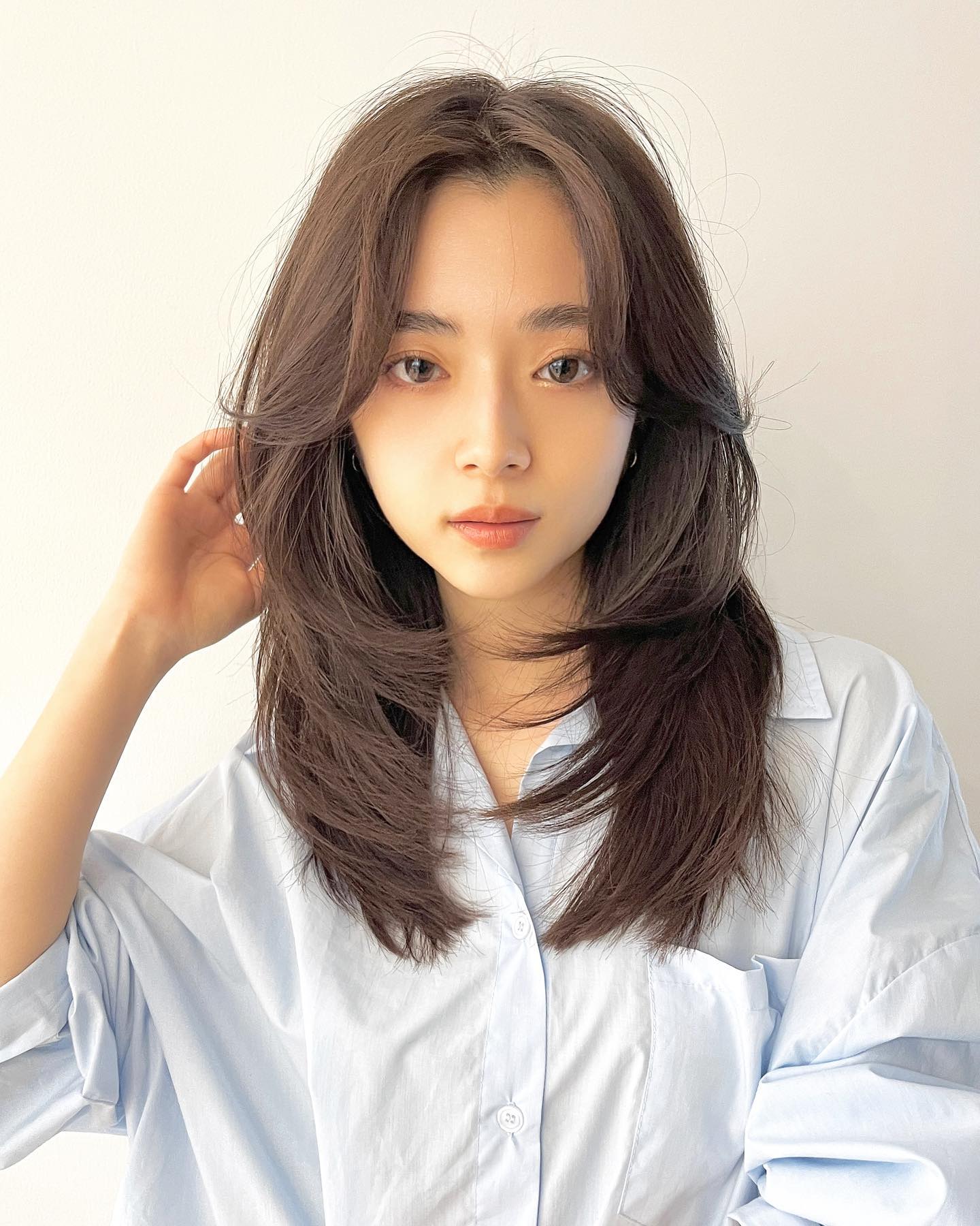 柔らかいレイヤーと、
クルーな顔周りのレイヤースタイル🤝😀

#レイヤーカット

カラーはお洒落な人気カラー🩵
#ショコラグレージュ 

表参道美容室　駅徒歩3分🚶‍♀️